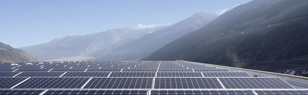 Rangées de panneaux photovoltaïques